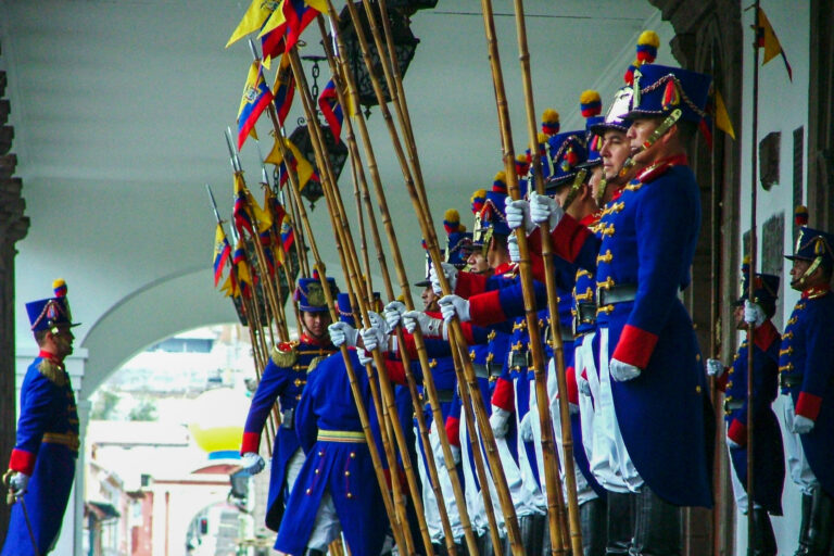 La relève de la garde au palais présidentiel du Carondolet dans le centre historique de QUito, Équateur - Introduction: Quito, pour les petits et les grands - Une histoire de Vacances en famille avec Ecuador Experience